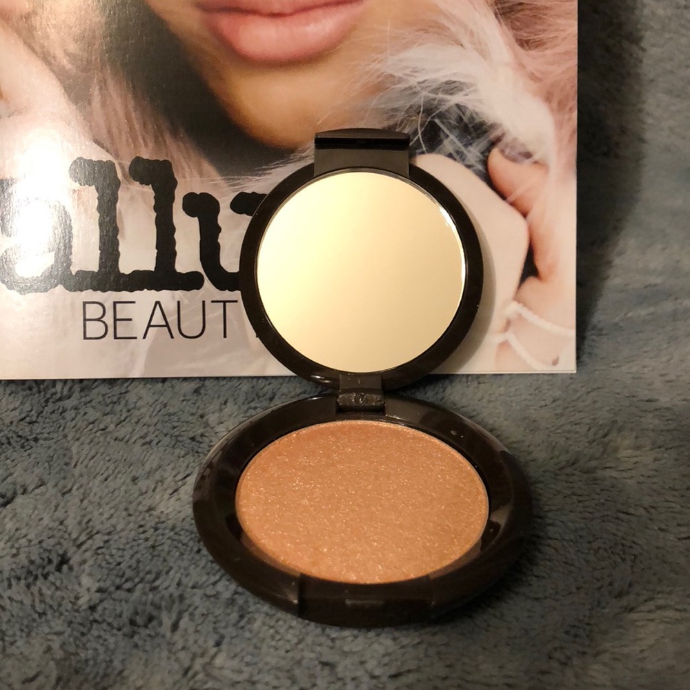 Becca Highlighter in Champagne Pop